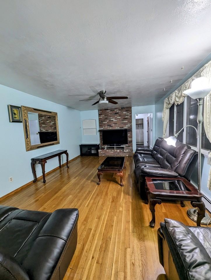 14 Stuart Dr - Photo 7 of 21