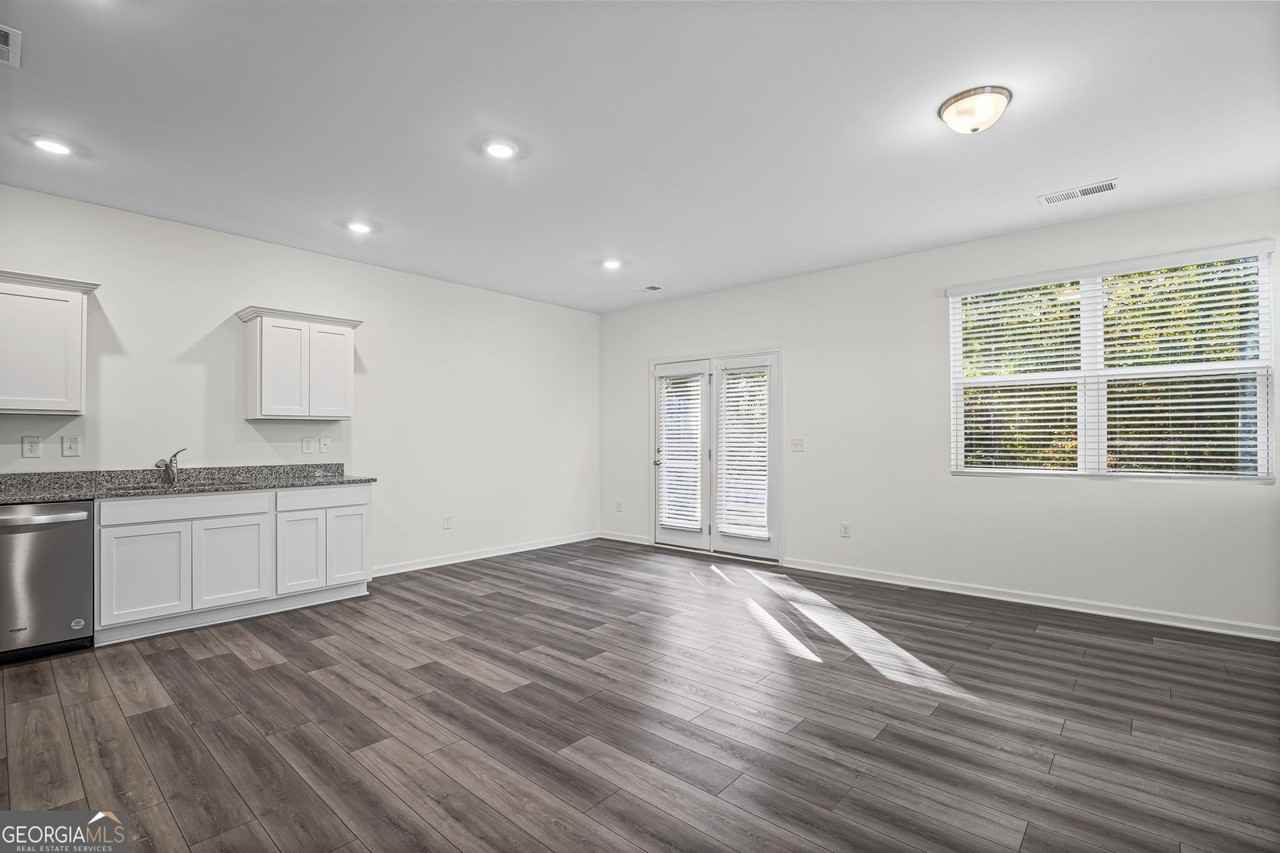 407 Kings Cross Way - Photo 4 of 33