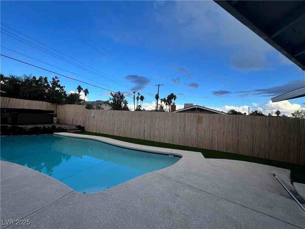 3140 Hebard Dr - Photo 3 of 50