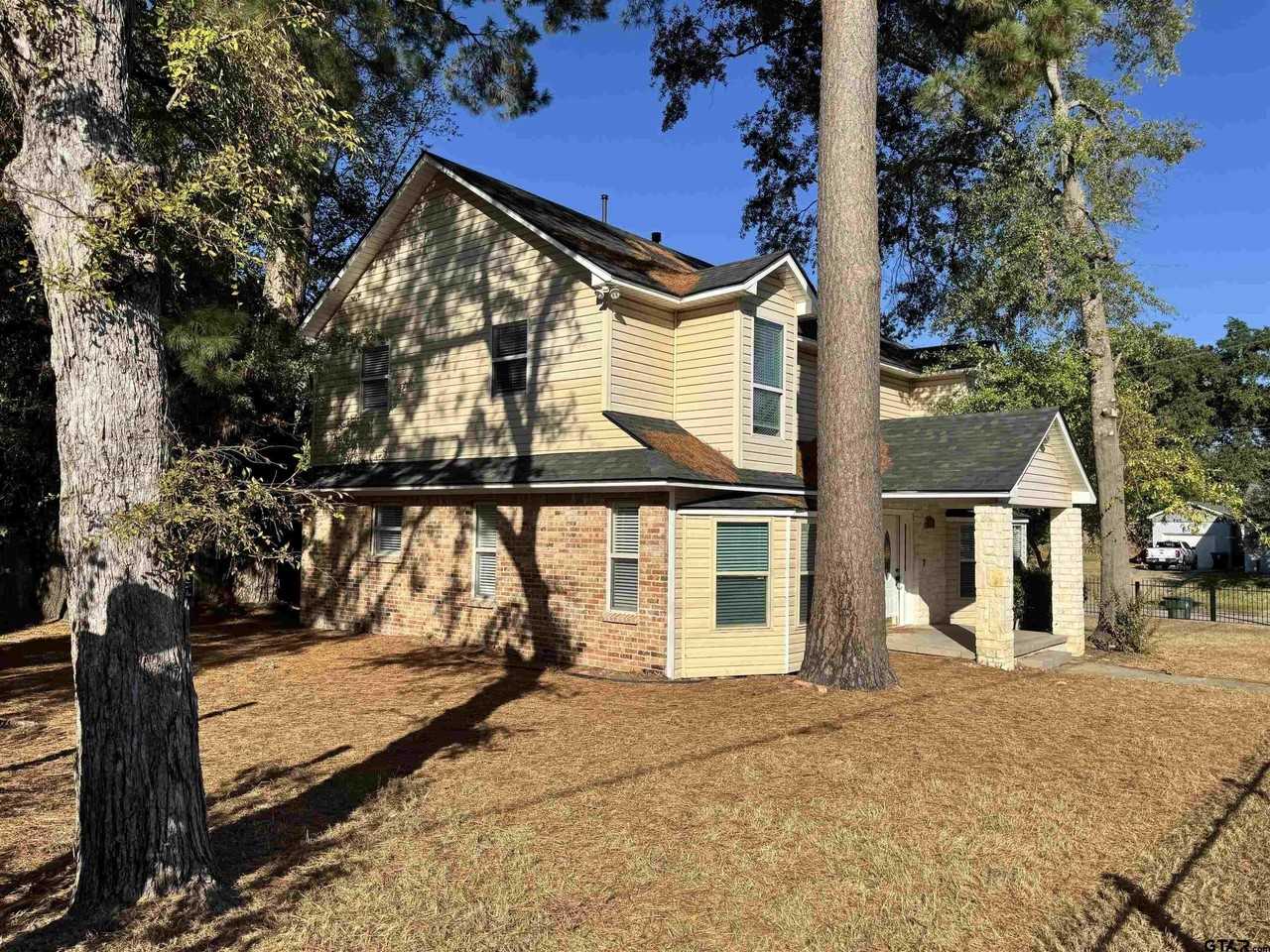 627 W 2nd St - Photo 3 of 48