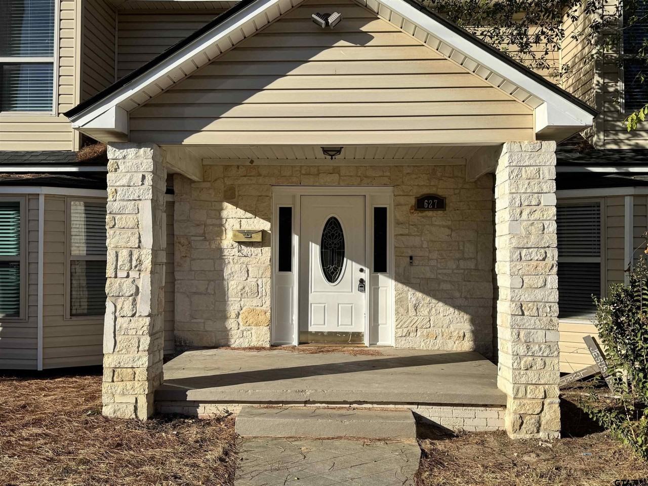 627 W 2nd St - Photo 6 of 48