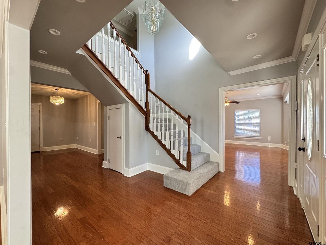 627 W 2nd St - Photo 7 of 48