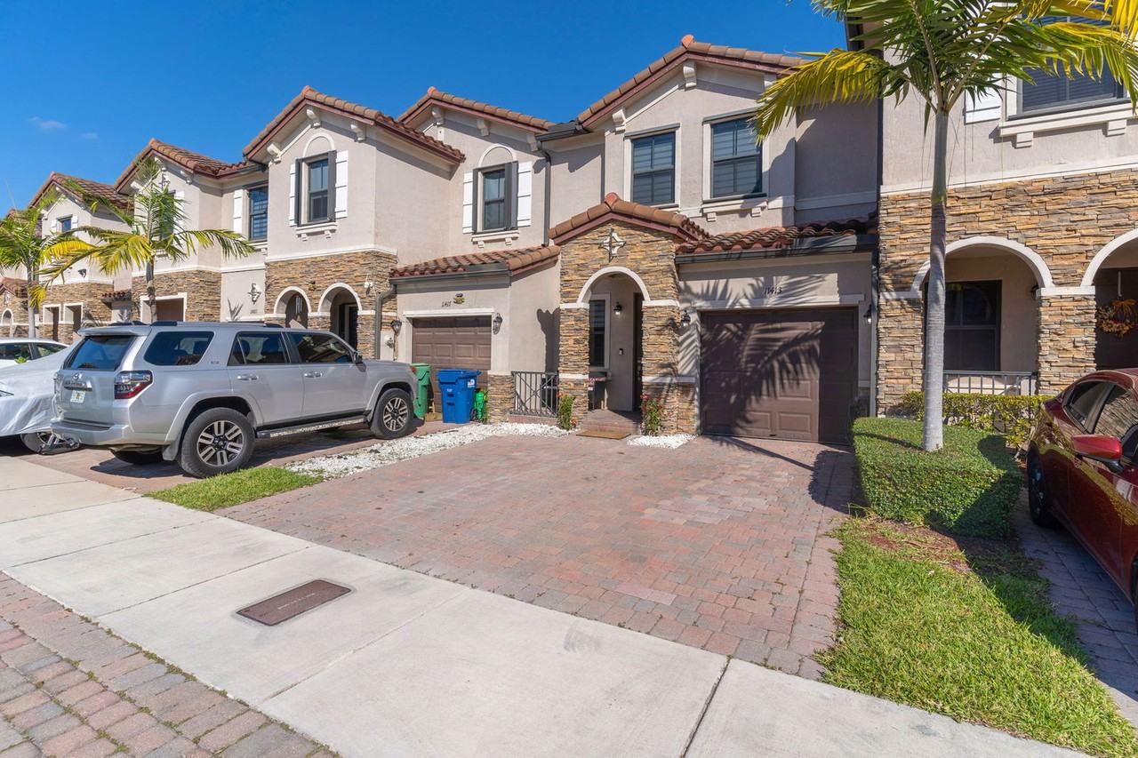 11413 Sw 252nd St - Photo 2 of 8