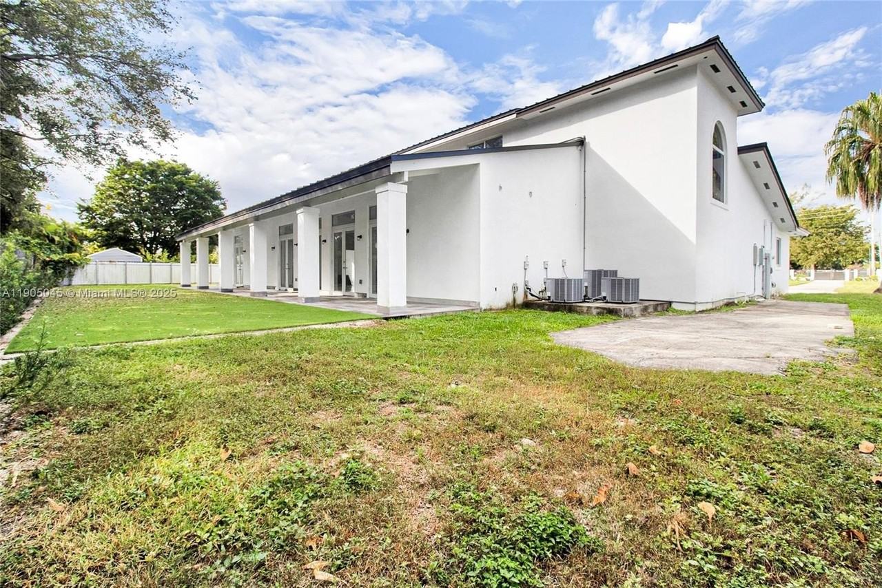 425 Southwest 129th Avenue #0 - Photo 3 of 25