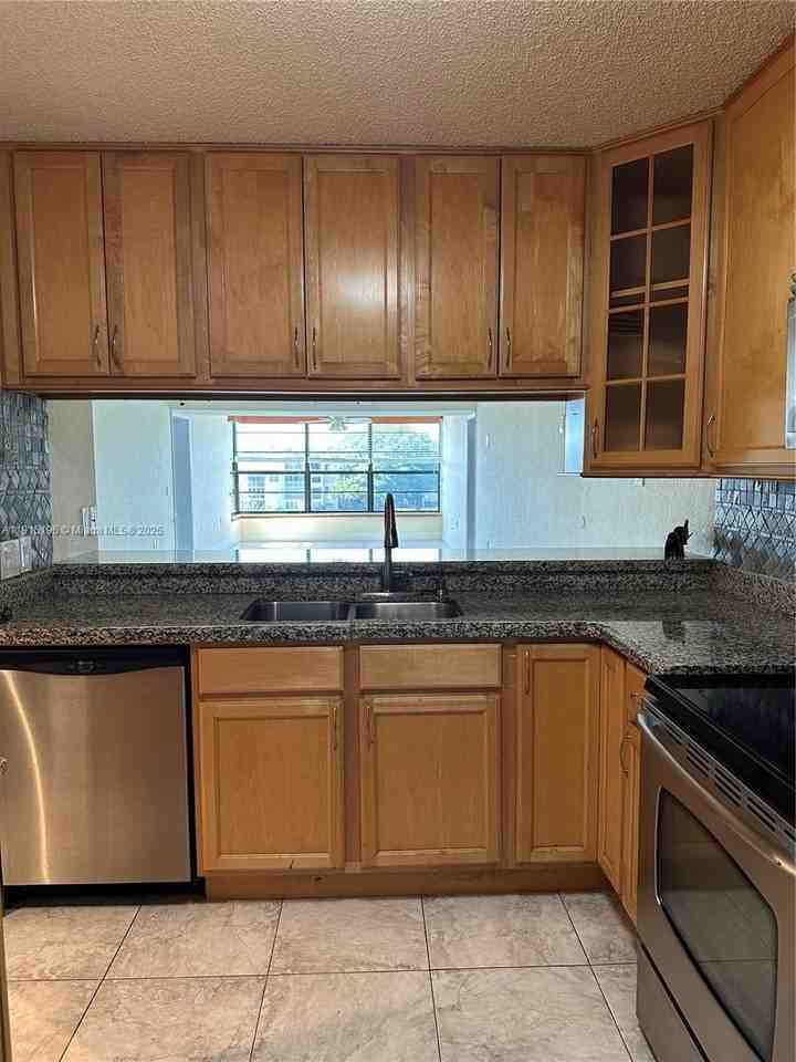 1526 Whitehall Dr #403 - Photo 3 of 16