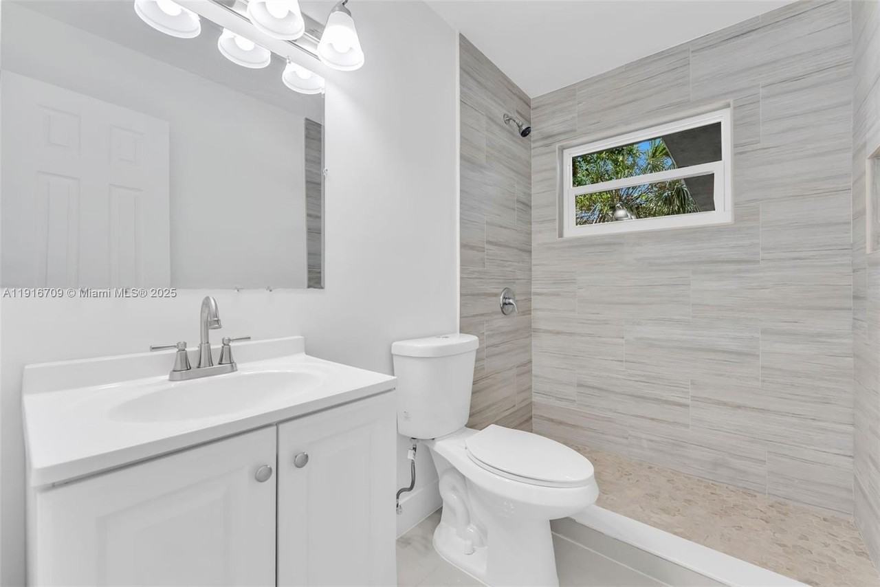 832 Nw 28th St - Photo 3 of 17