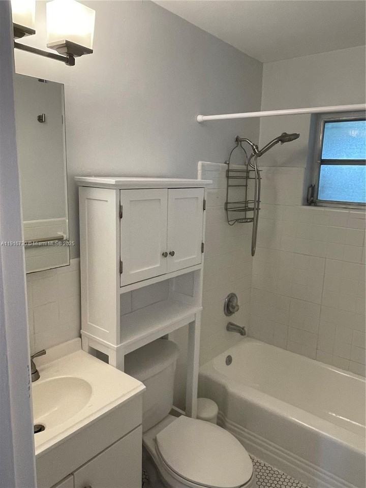 2215 Ne 11th Ave #2215 - Photo 5 of 9