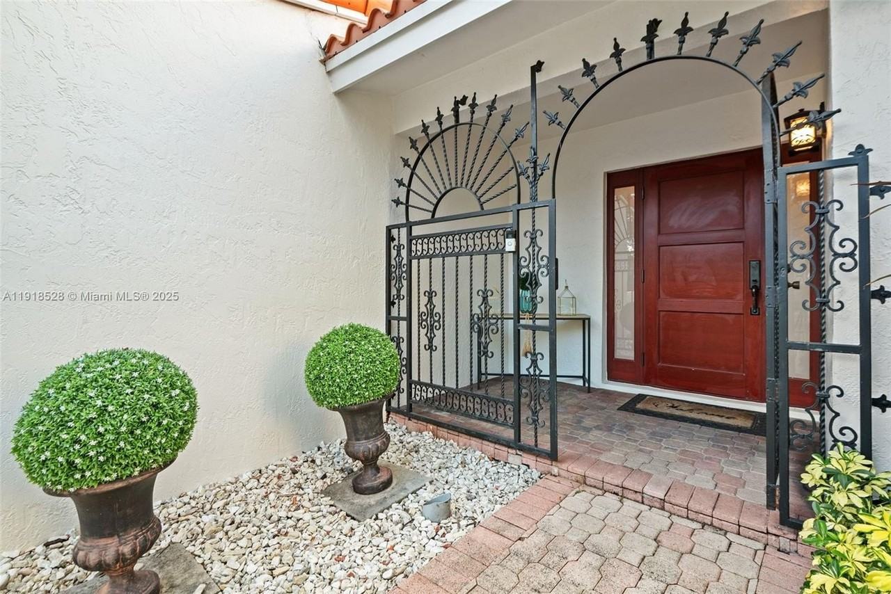 1211 Algeria Ave - Photo 4 of 30