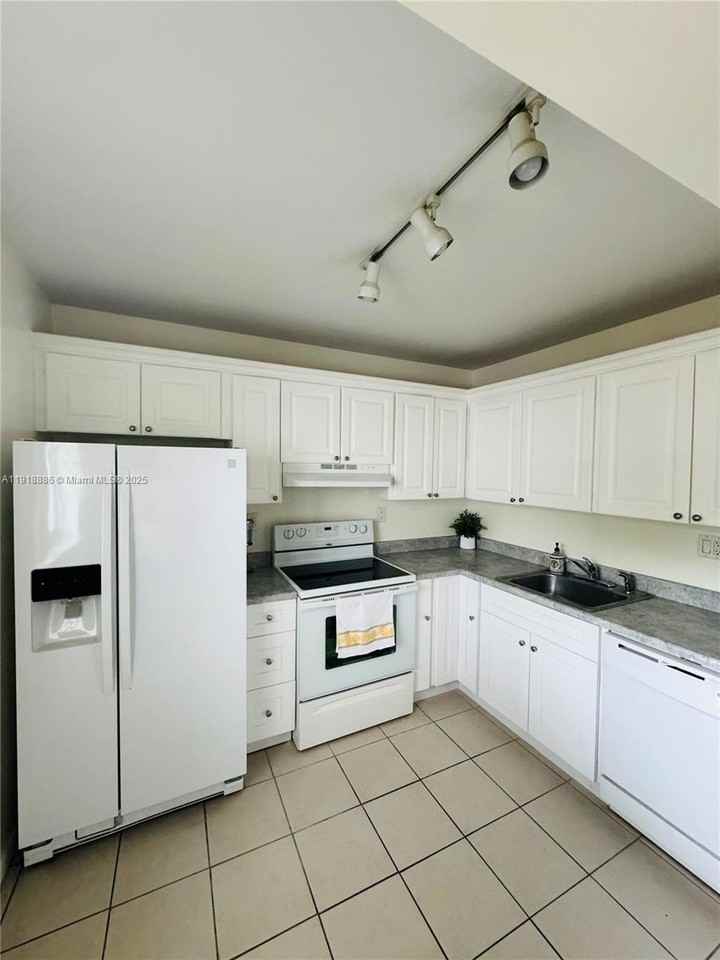 701 N Pine Island Rd #101 - Photo 7 of 31