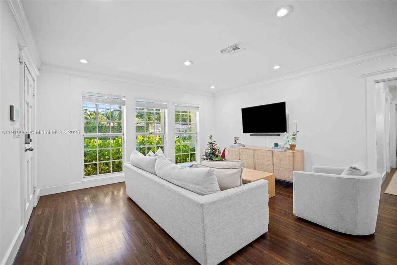 300 Manor Pl - Photo 3 of 16