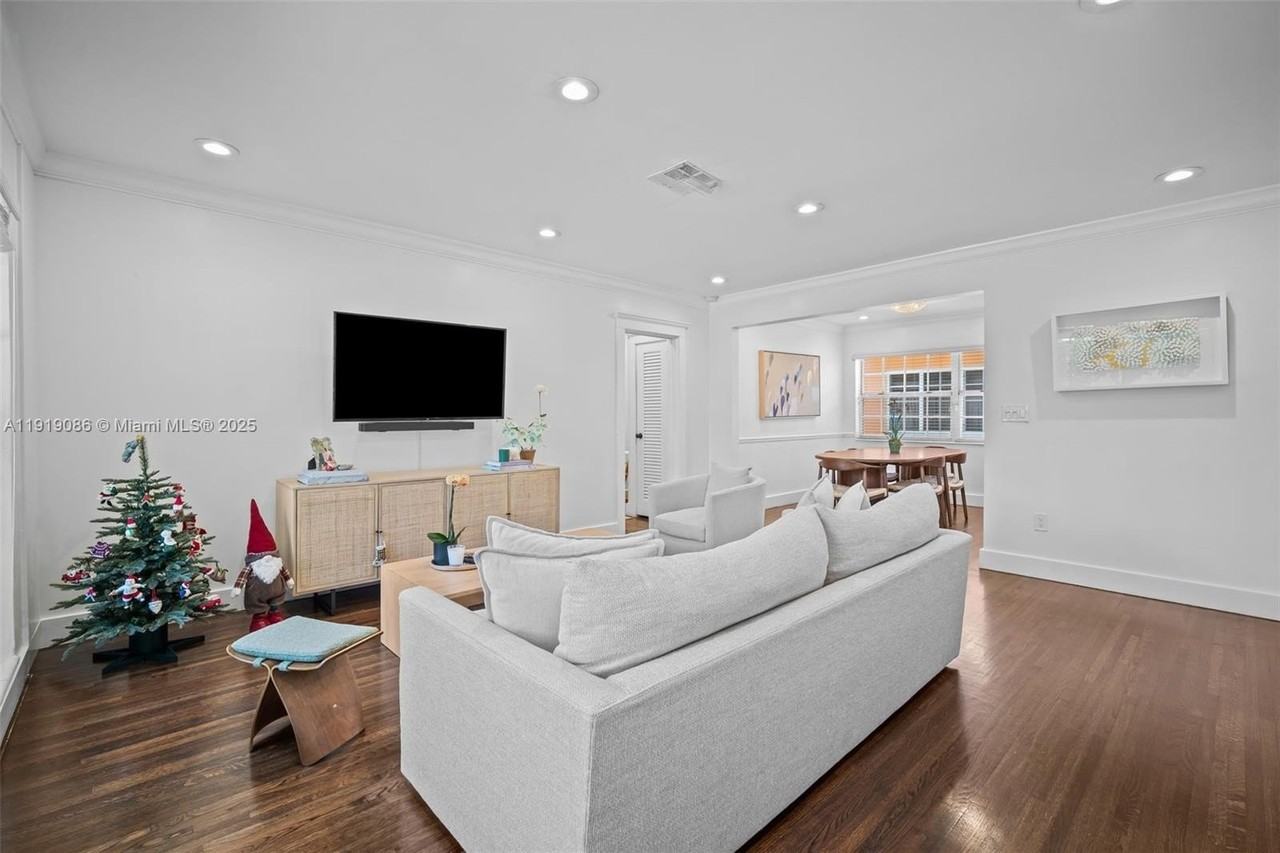 300 Manor Pl - Photo 5 of 16