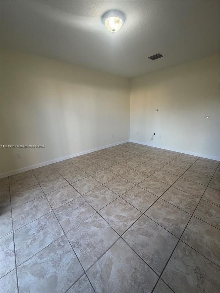 11347 Sw 232nd Ter - Photo 5 of 26