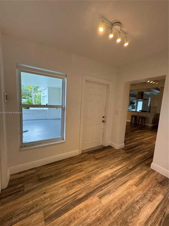 2075 S Hibiscus Dr - Photo 7 of 32