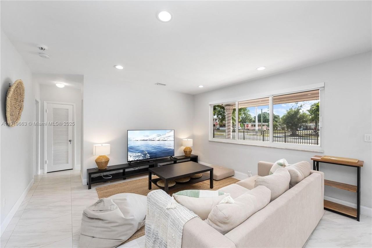 1331 Ne 160th St - Photo 7 of 31