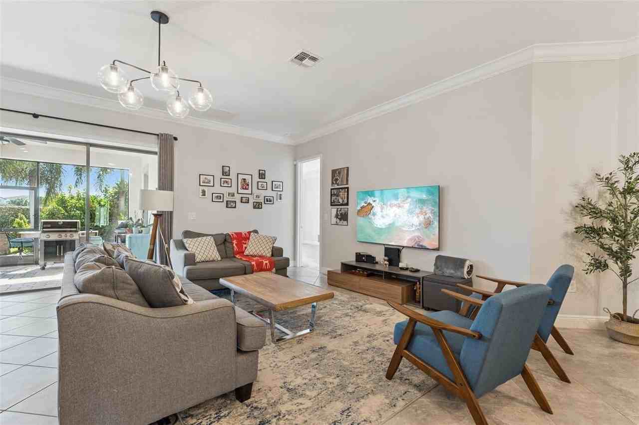 10151 Henbury St - Photo 4 of 35