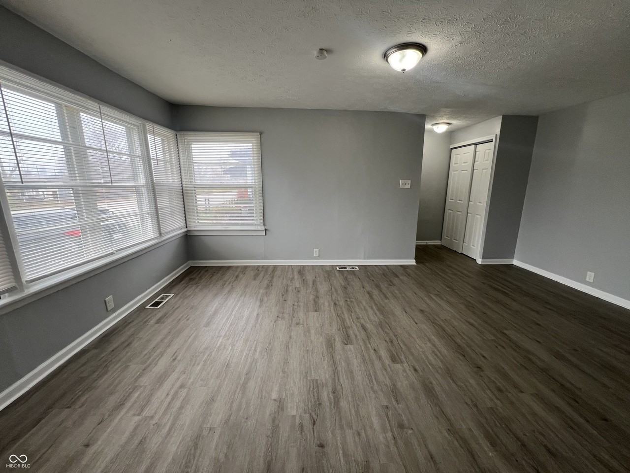 1919 S Keystone Ave - Photo 4 of 17