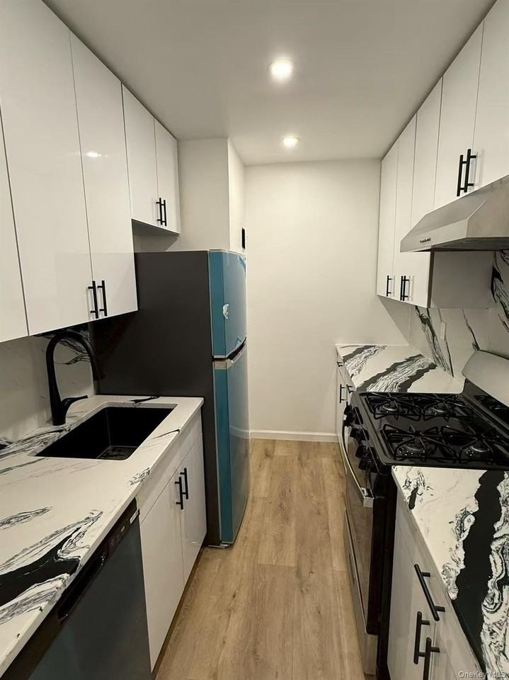 7402 43rd Ave Apt 4g #4G - Photo 2 of 9