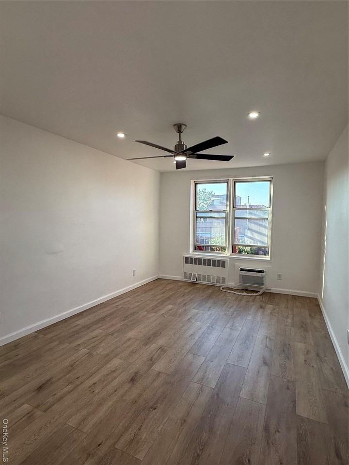 7402 43rd Ave Apt 4g #4G - Photo 5 of 9