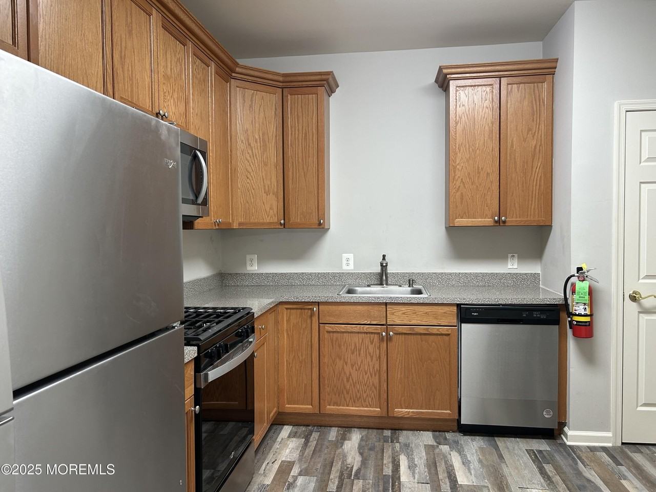 145 Conover Terrace - Photo 5 of 11