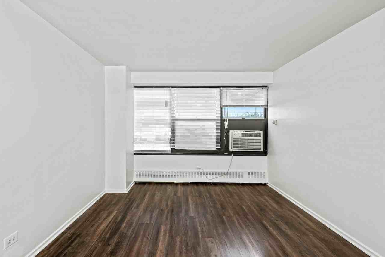 6030 North Sheridan Road #412 - Photo 4 of 14