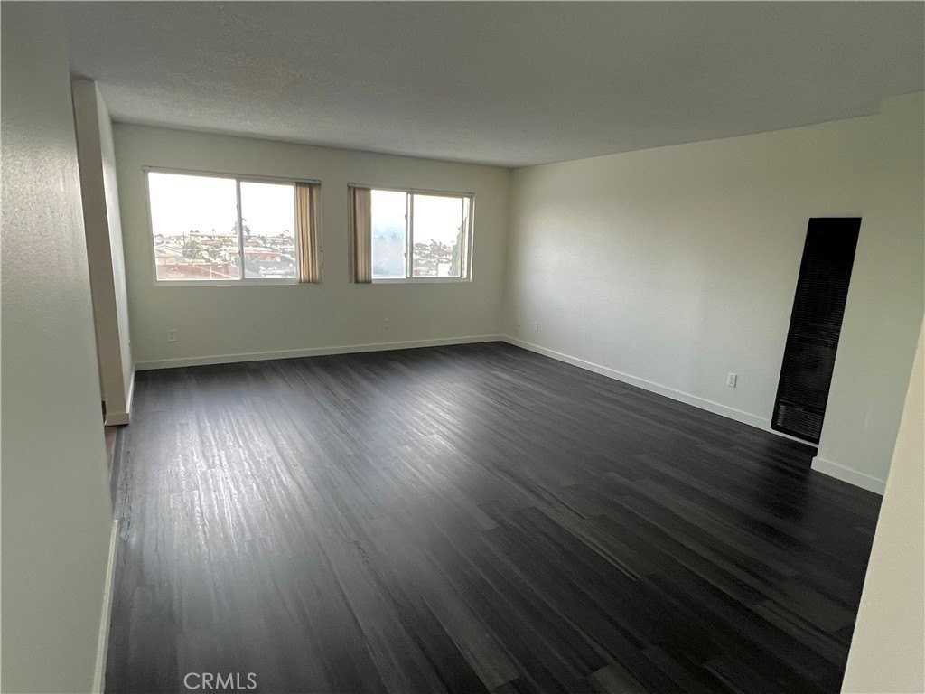 1279 W 24th St #4 - Photo 3 of 25