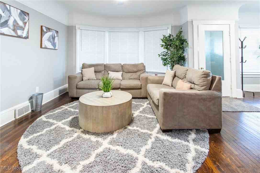 10605 Ashbury Ave - Photo 4 of 18