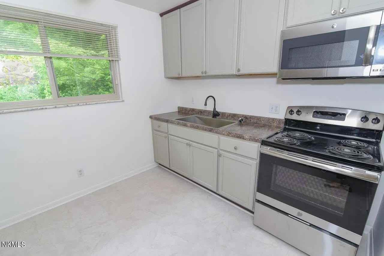 933 933-937 Highland Avenue - Photo 6 of 10