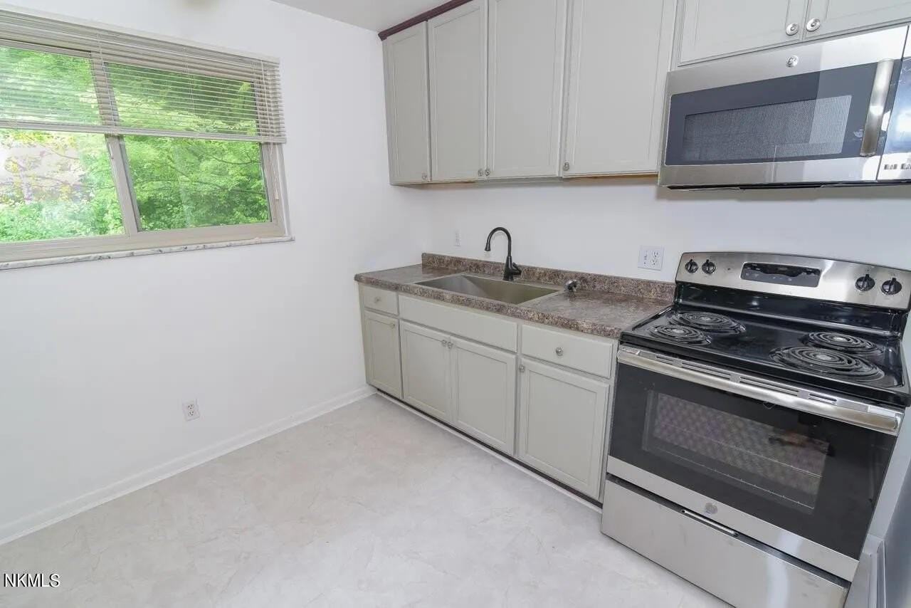 917 Highland Pike - Photo 6 of 10