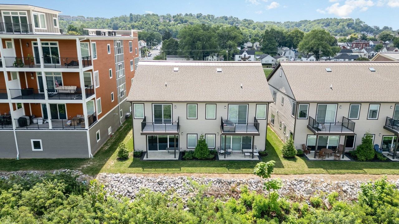 605 Manhattan Boulevard #202 - Photo 3 of 33