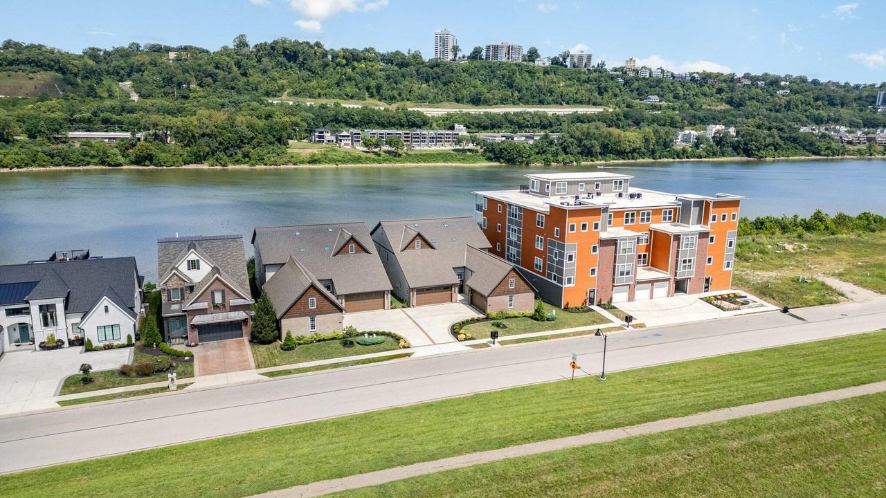 605 Manhattan Boulevard #202 - Photo 4 of 33