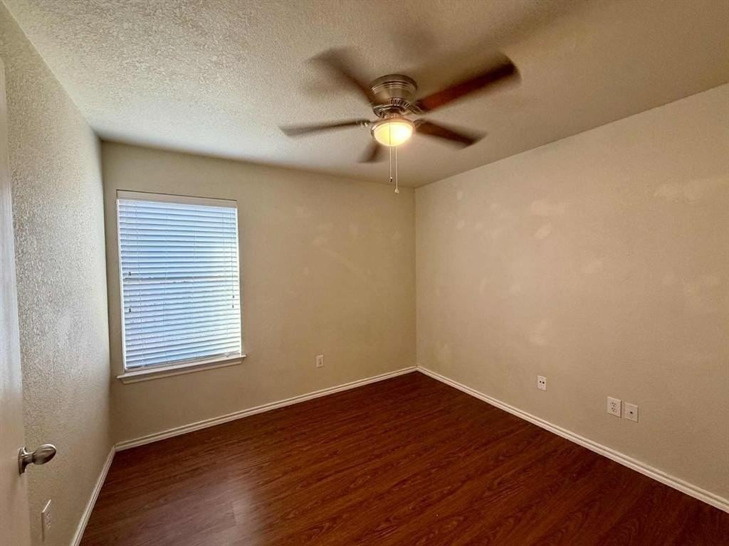 900 Timber Oaks Ln - Photo 3 of 12