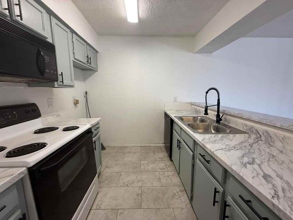 9813 Walnut Street #302 - Photo 5 of 8