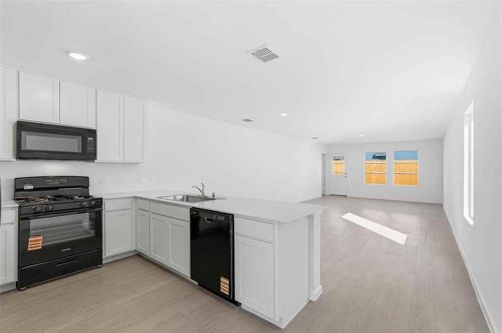 3919 Selawik St - Photo 4 of 21