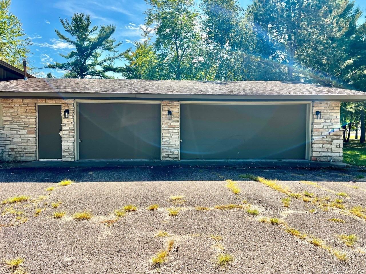 1047 Oak Dr - Photo 2 of 19