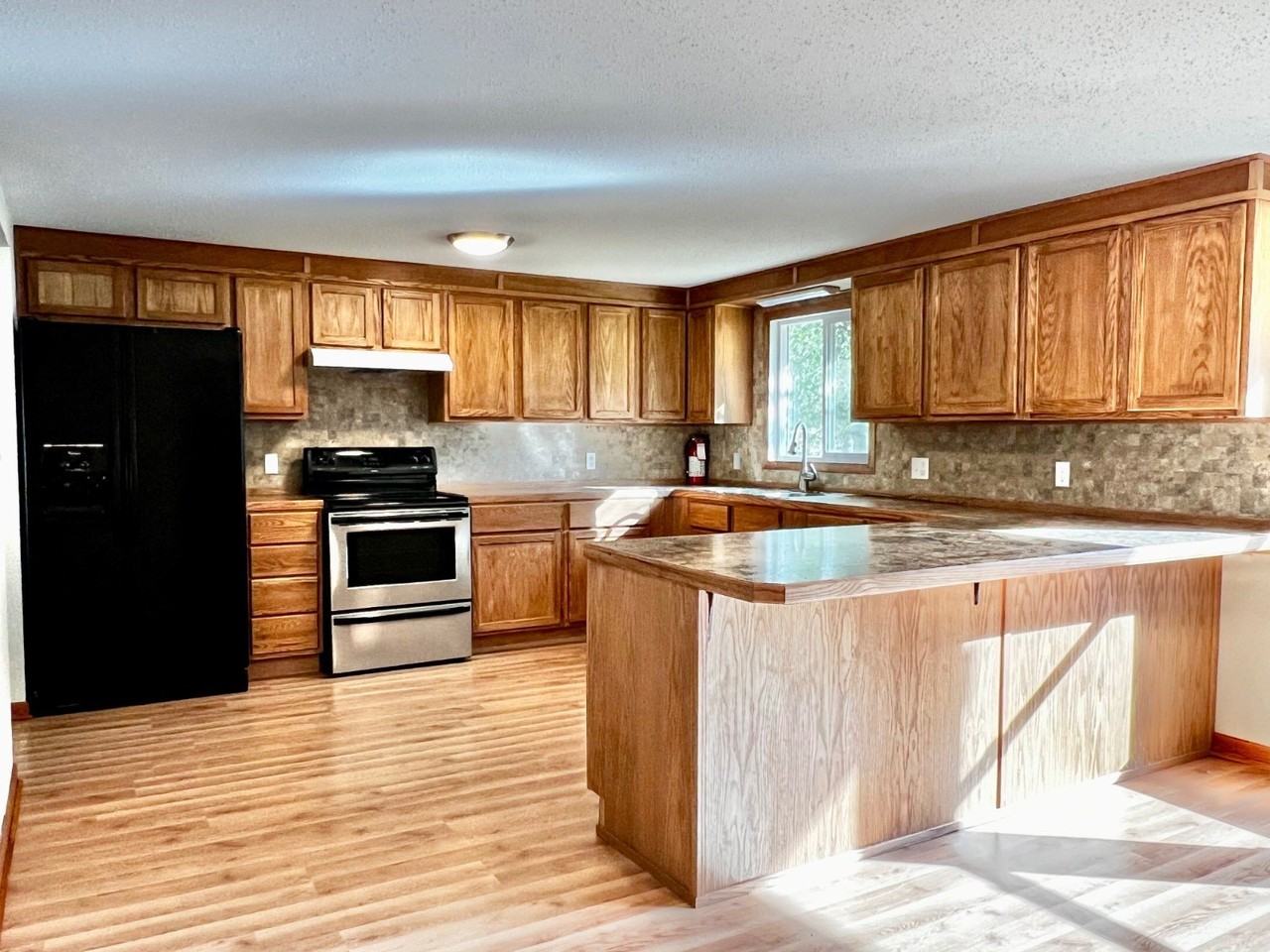 1047 Oak Dr - Photo 3 of 19