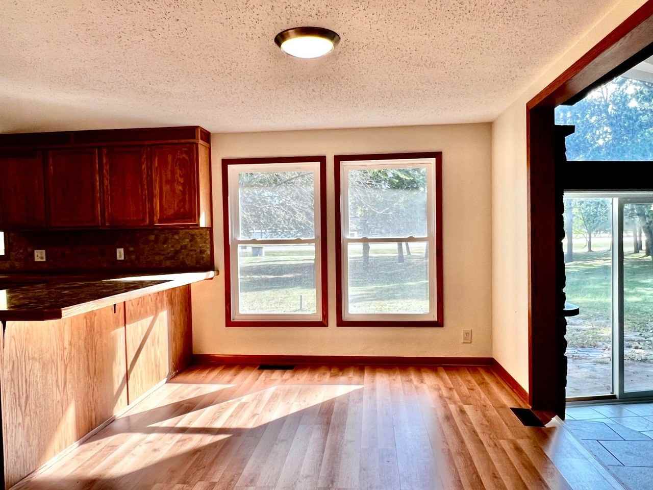 1047 Oak Dr - Photo 4 of 19