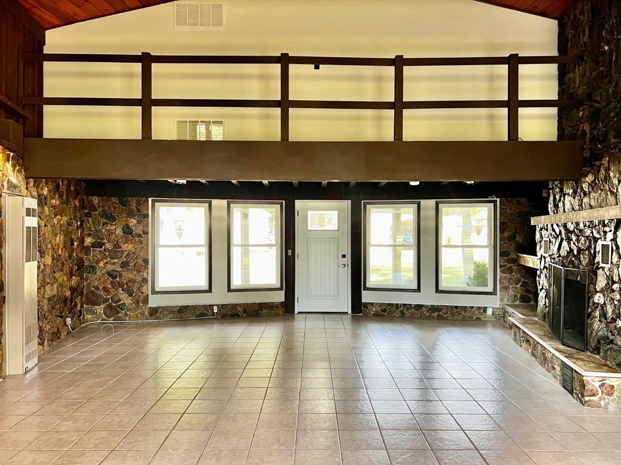 1047 Oak Dr - Photo 5 of 19