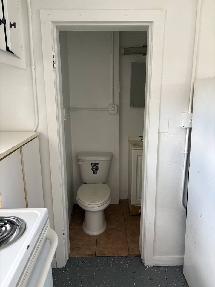 12420 N Florida Ave #APT9 - Photo 4 of 4