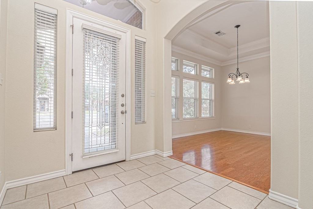 405 Springwood Ct - Photo 2 of 26