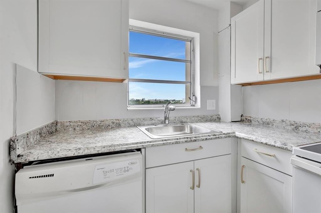 2350 Ne 14th Street Cswy #611 - Photo 4 of 27