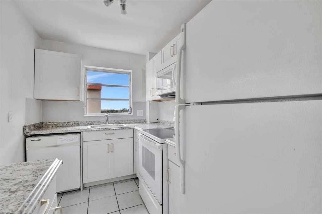 2350 Ne 14th Street Cswy #611 - Photo 6 of 27