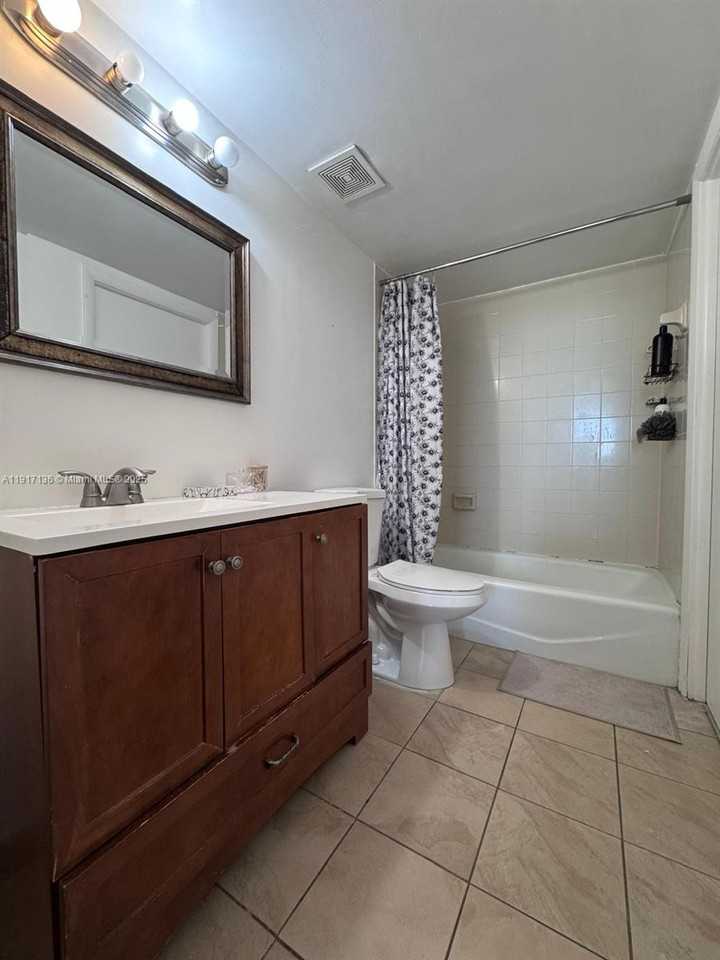 1470 Ne 123rd St - Photo 6 of 8