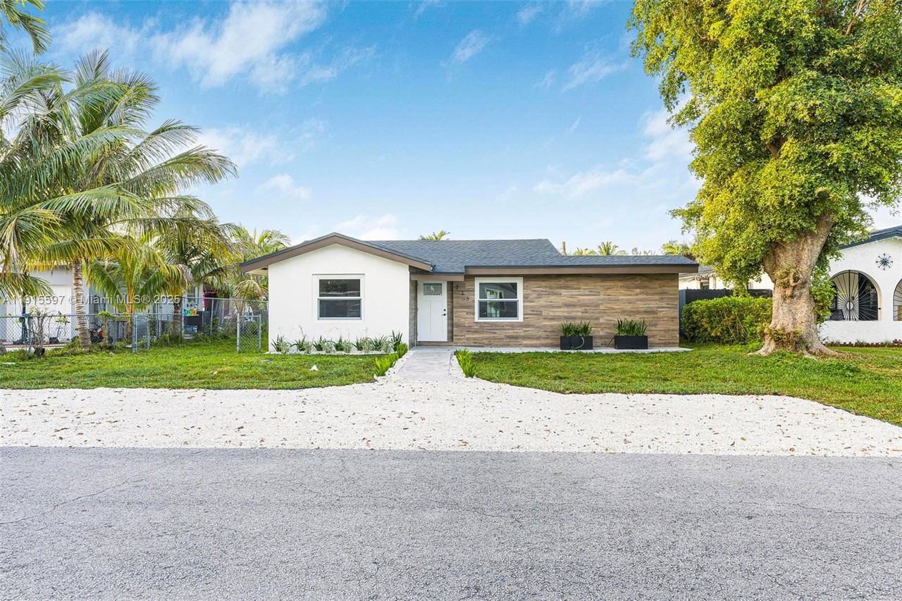 216 Ne 160th St - Photo 2 of 8