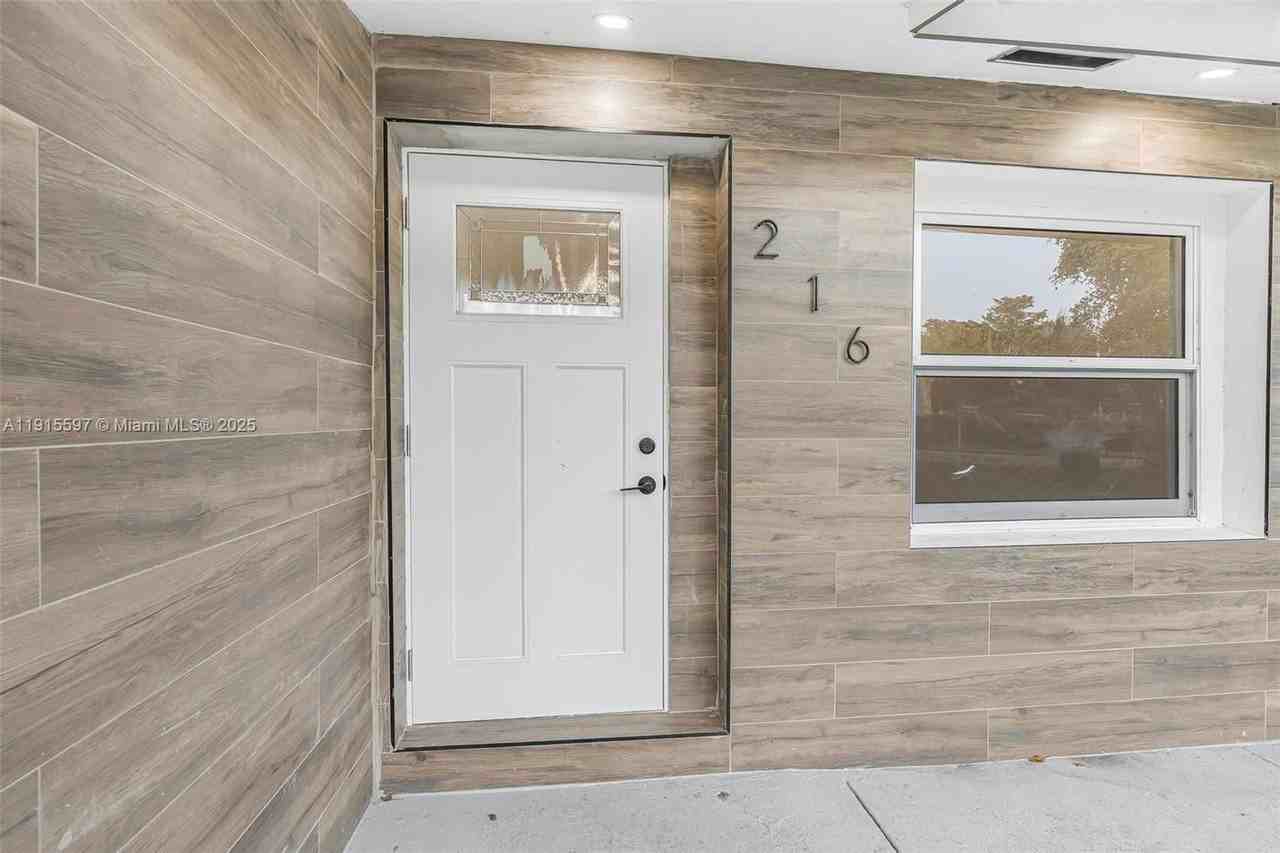 216 Ne 160th St - Photo 3 of 8