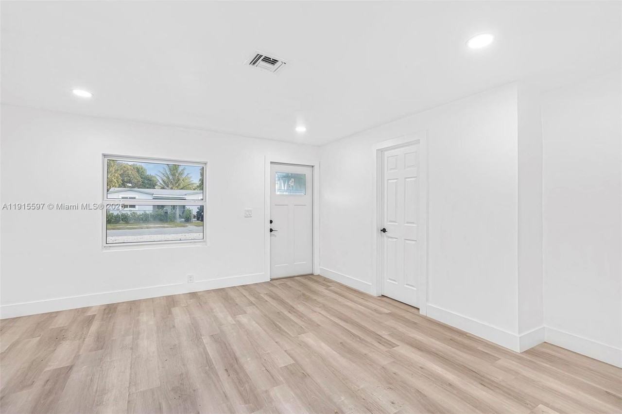 216 Ne 160th St - Photo 4 of 8