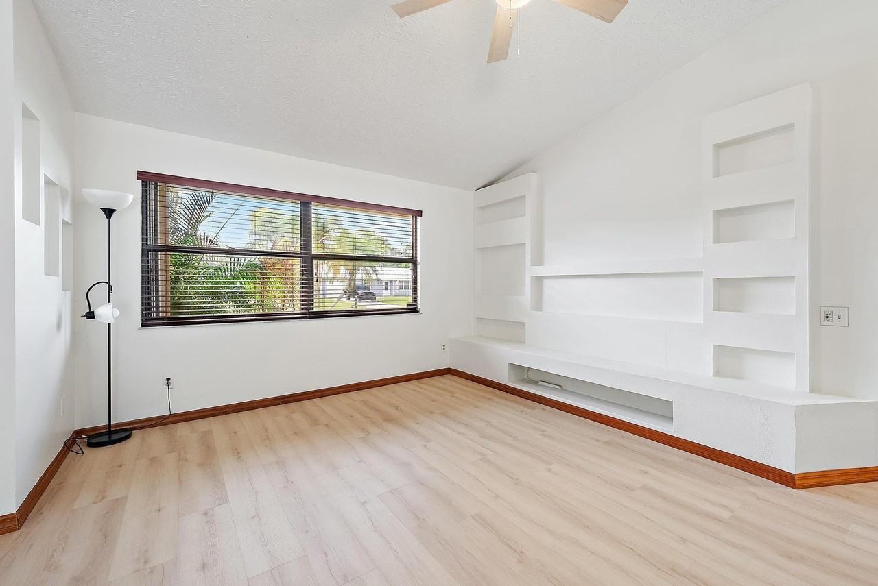 489 Se Evergreen Ter - Photo 3 of 25