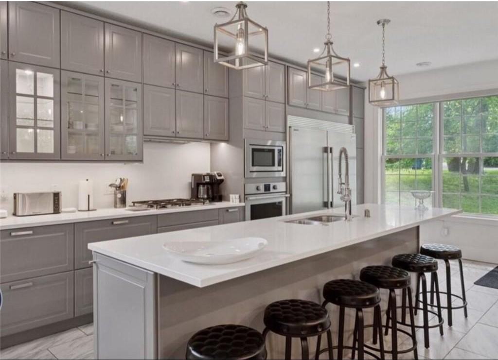 1032 Gardner St E - Photo 3 of 8