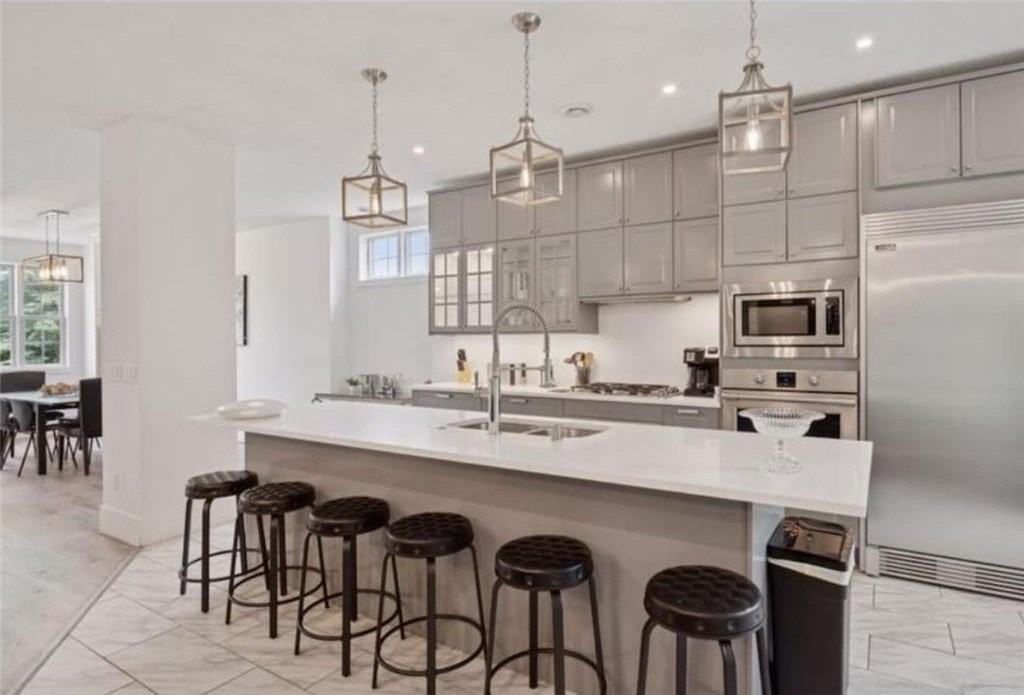 1032 Gardner St E - Photo 4 of 8