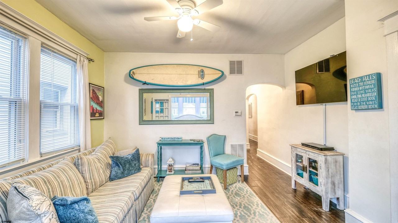 1102 Wesley Ave - Photo 4 of 19