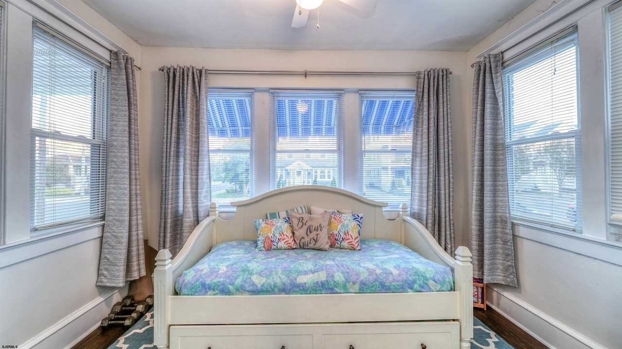 1102 Wesley Ave - Photo 6 of 19